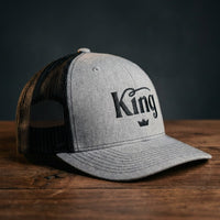 Casquette trucker King gris chiné avec logo brodé King et couronne - CHT'M Boutique