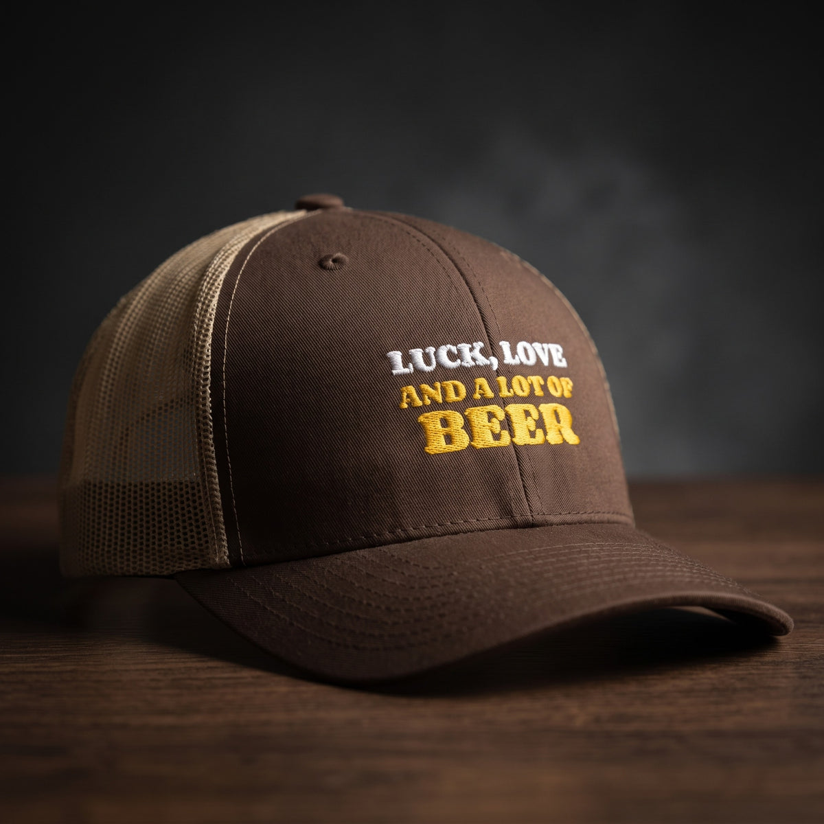 Casquette trucker marron avec filet kaki brodée « Luck, Love and a lot of Beer » en blanc et jaune doré