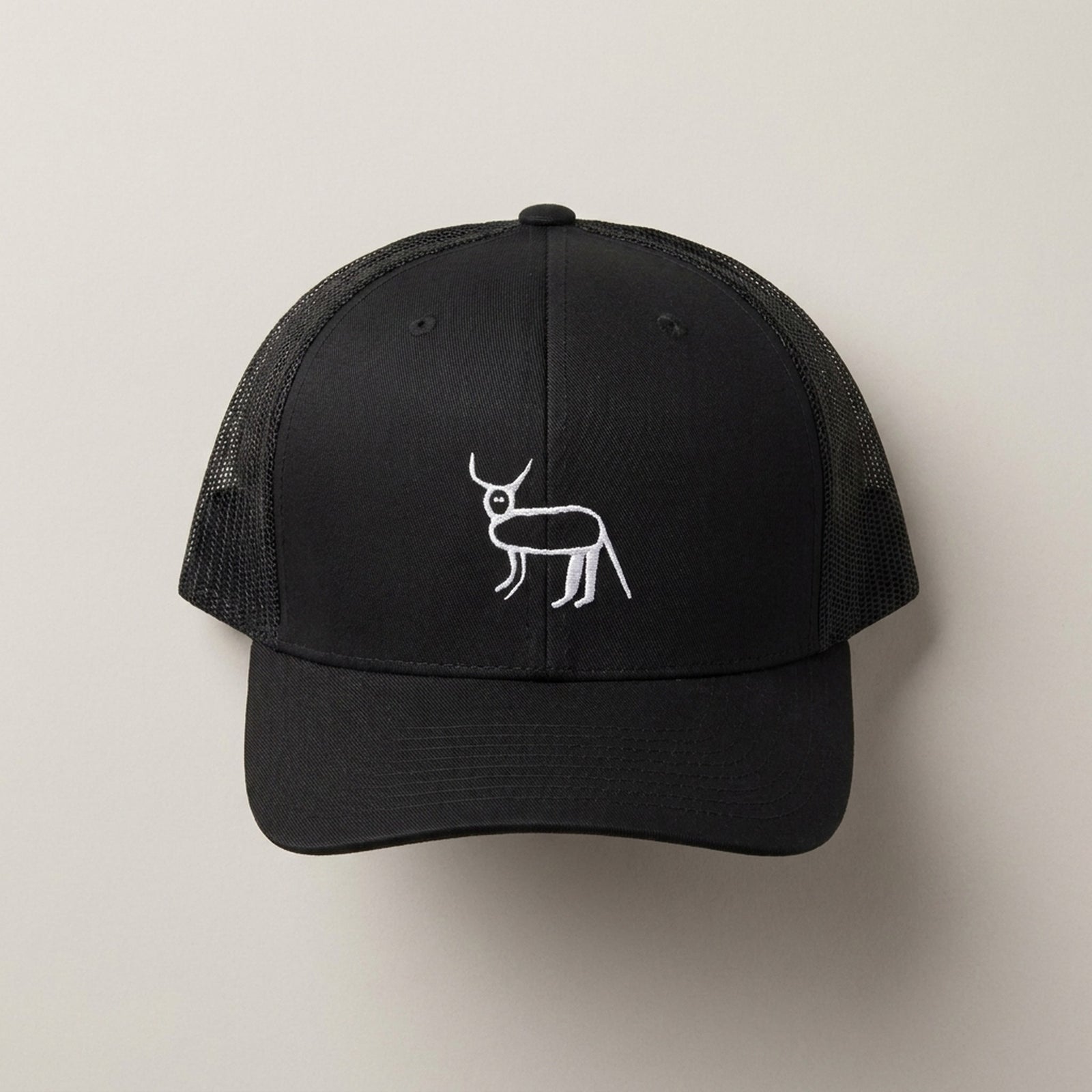 Casquette trucker noire brodée Coucou Petite Perruche à plat, panneau avant et broderie visibles