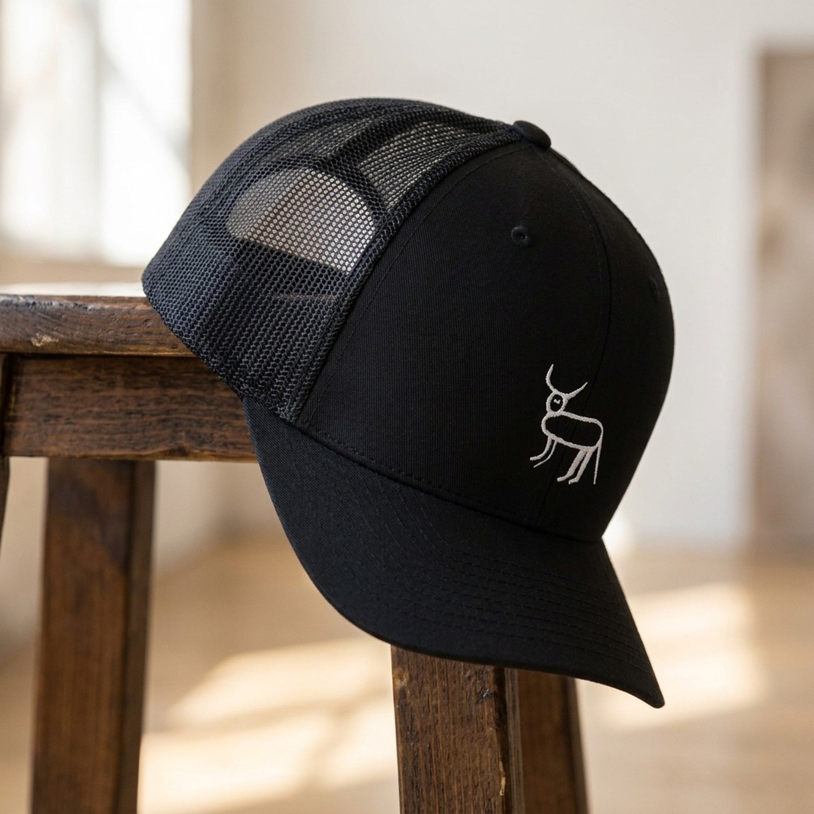 Casquette trucker noire Coucou Petite Perruche de profil, dos en mesh respirant et visière courbée