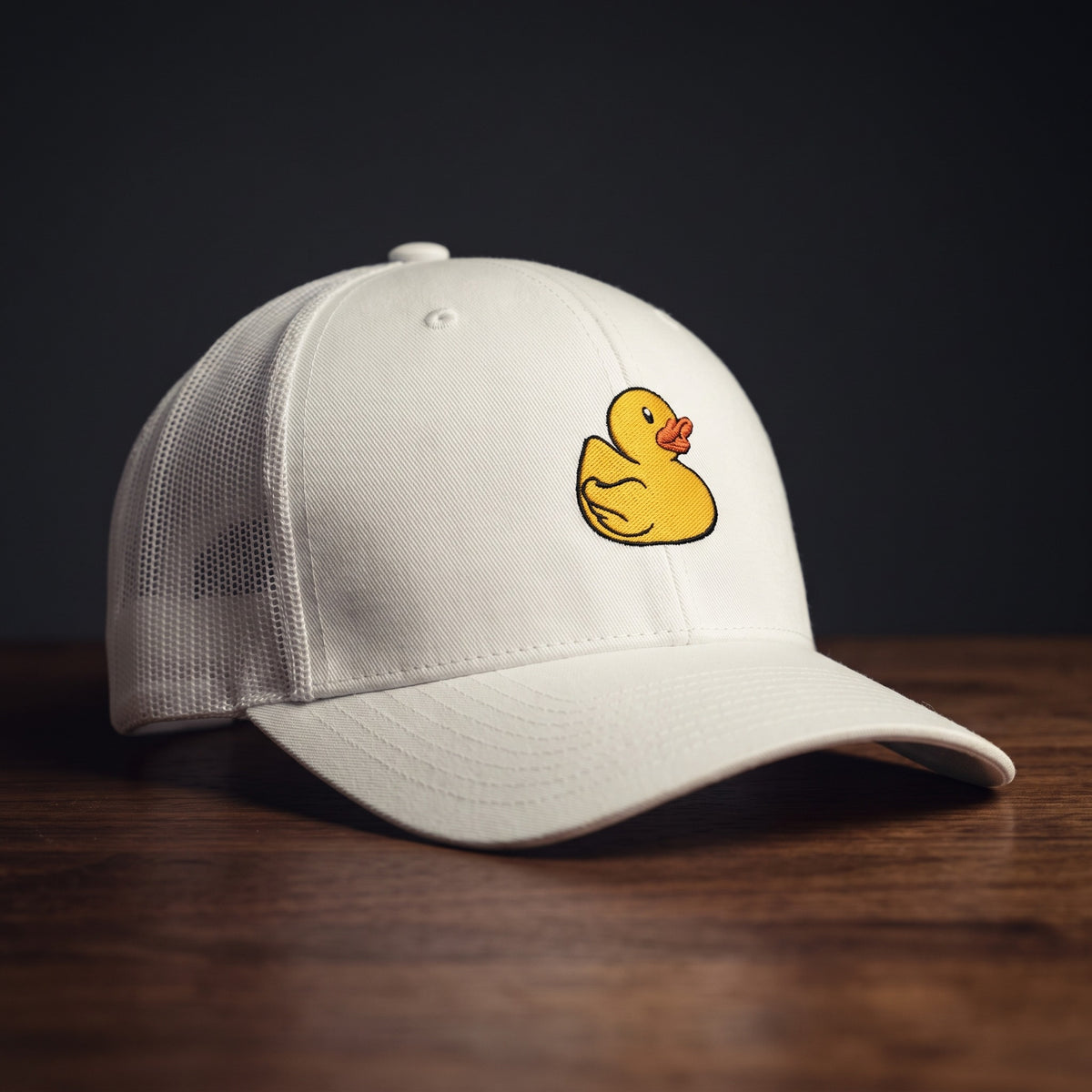 Casquette trucker brodée petit canard blanche - logo canard jaune brodé