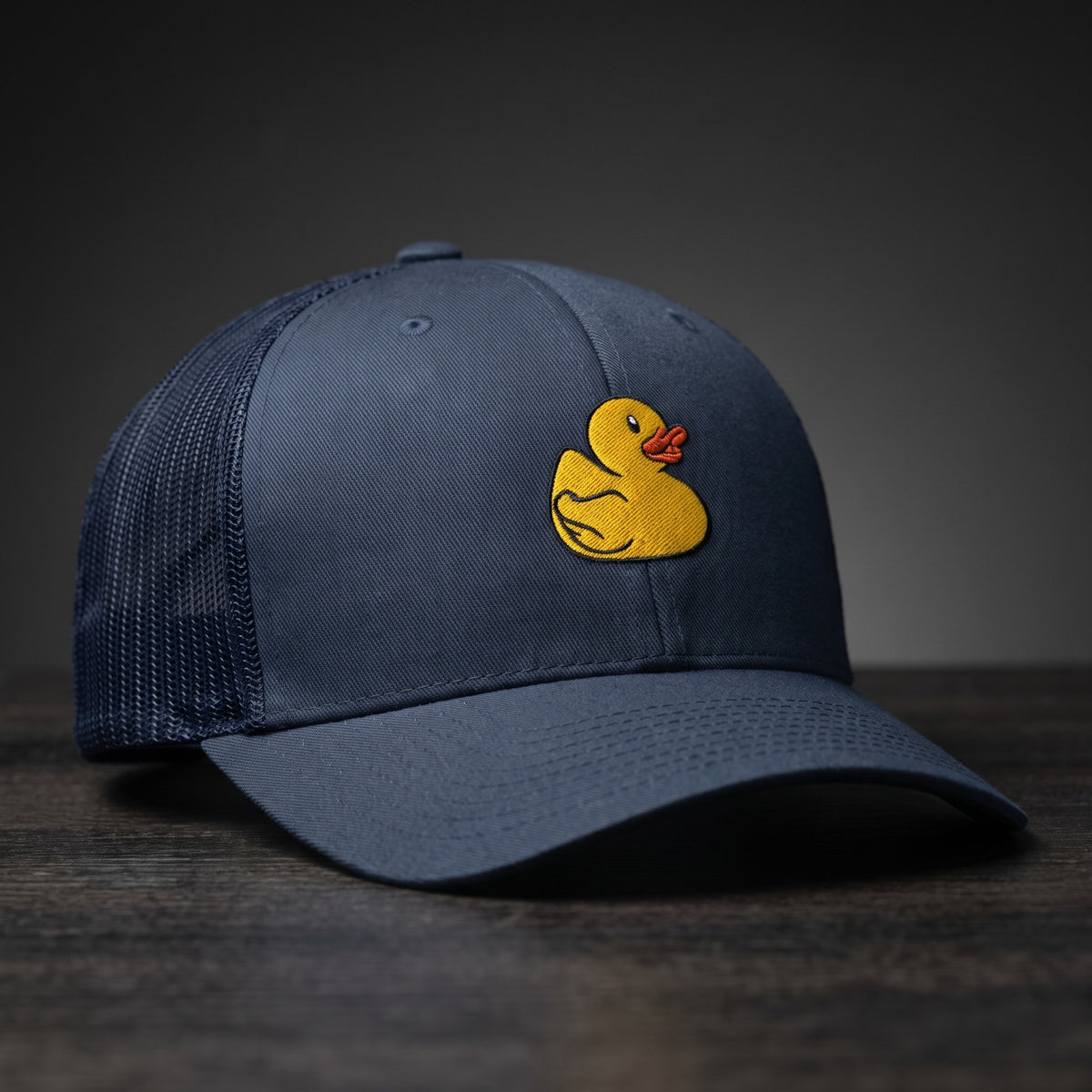Casquette trucker brodée petit canard bleu marine - logo canard jaune brodé