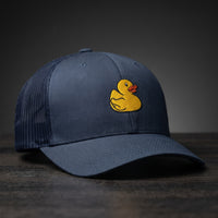 Casquette trucker brodée petit canard bleu marine - logo canard jaune brodé