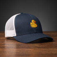 Casquette trucker brodée petit canard bleu marine et blanche - logo canard jaune brodé
