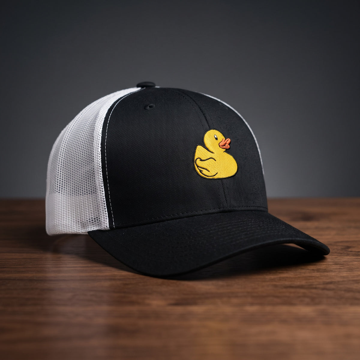 Casquette trucker brodée petit canard noire et blanche - logo canard jaune brodé
