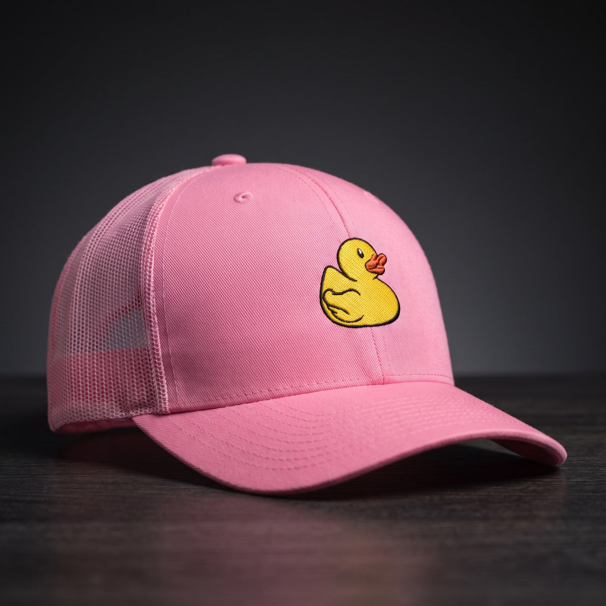 Casquette trucker brodée petit canard rose - logo canard jaune brodé