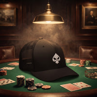 Casquette trucker Poker Skull posée sur une table de poker dans une salle clandestine