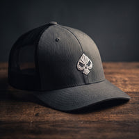 Casquette trucker Poker Skull anthracite et noire, broderie pique tête de mort
