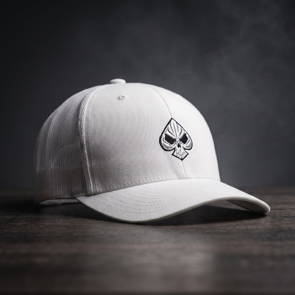 Casquette trucker Poker Skull blanche, broderie pique tête de mort