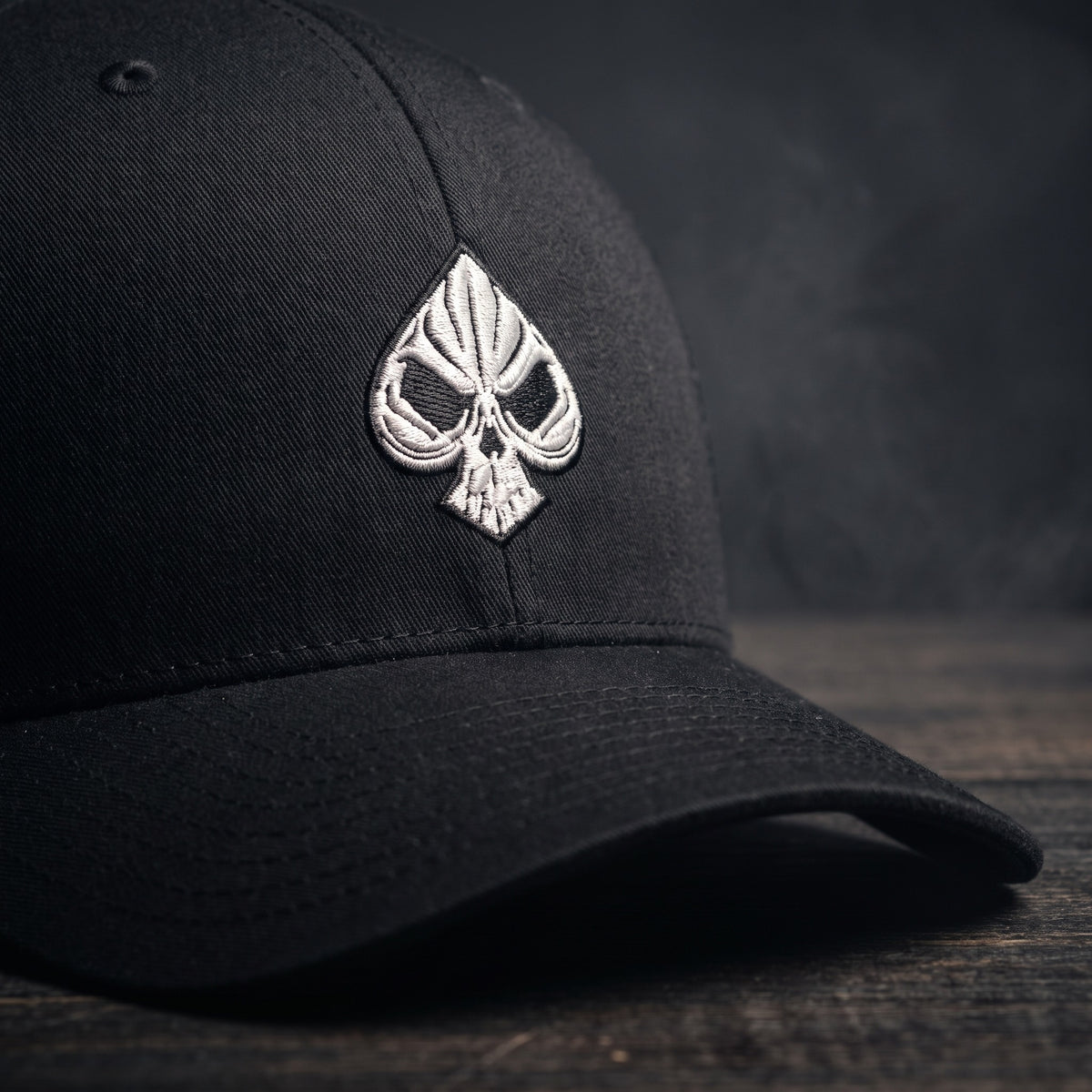Détail de la broderie pique tête de mort sur la casquette trucker Poker Skull
