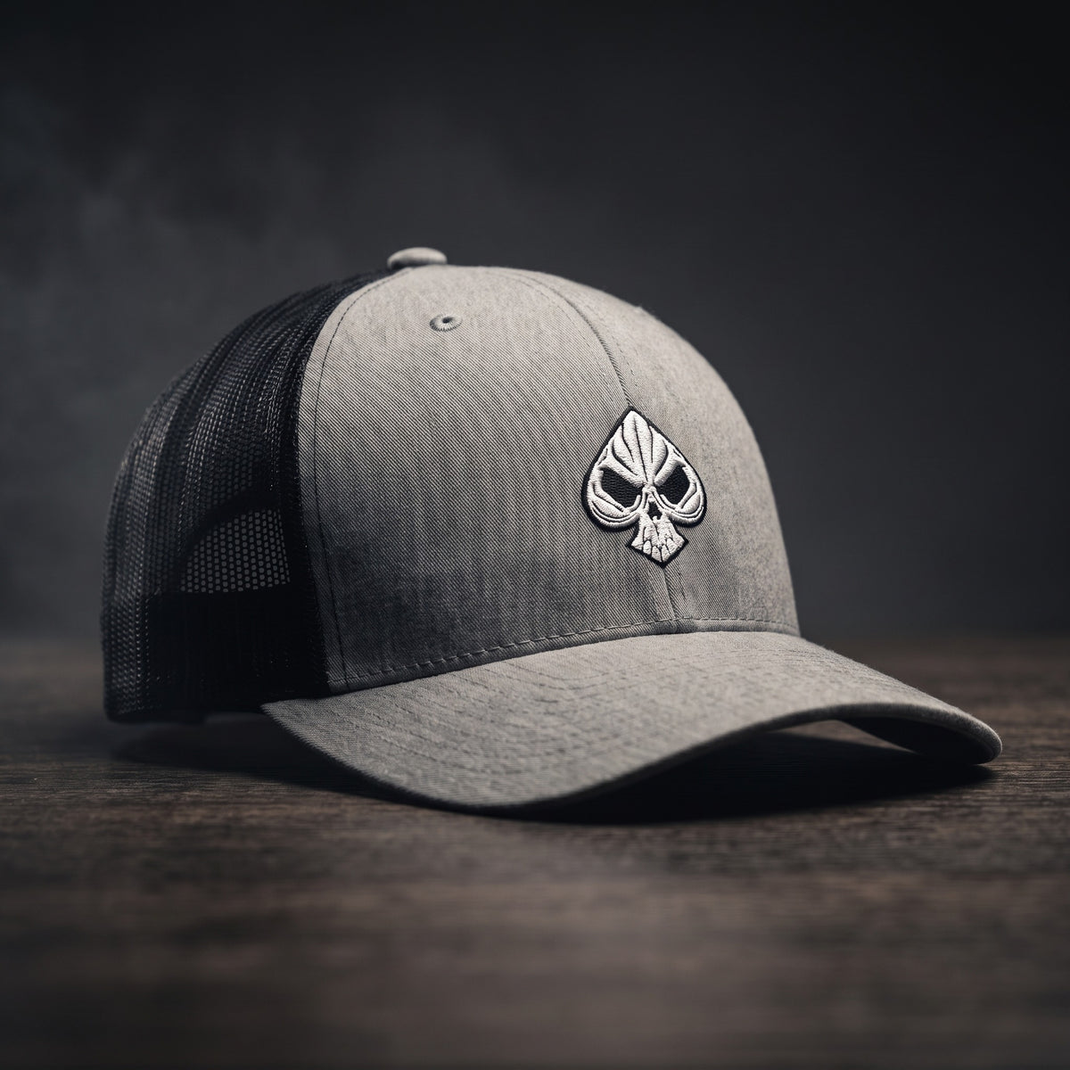 Casquette trucker Poker Skull gris chiné et noire, broderie pique tête de mort