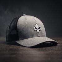 Casquette trucker Poker Skull gris chiné et noire, broderie pique tête de mort