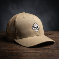 Casquette trucker Poker Skull kaki beige, broderie pique tête de mort blanche