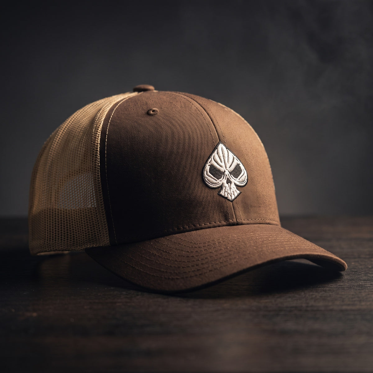 Casquette trucker Poker Skull marron et kaki, broderie pique tête de mort