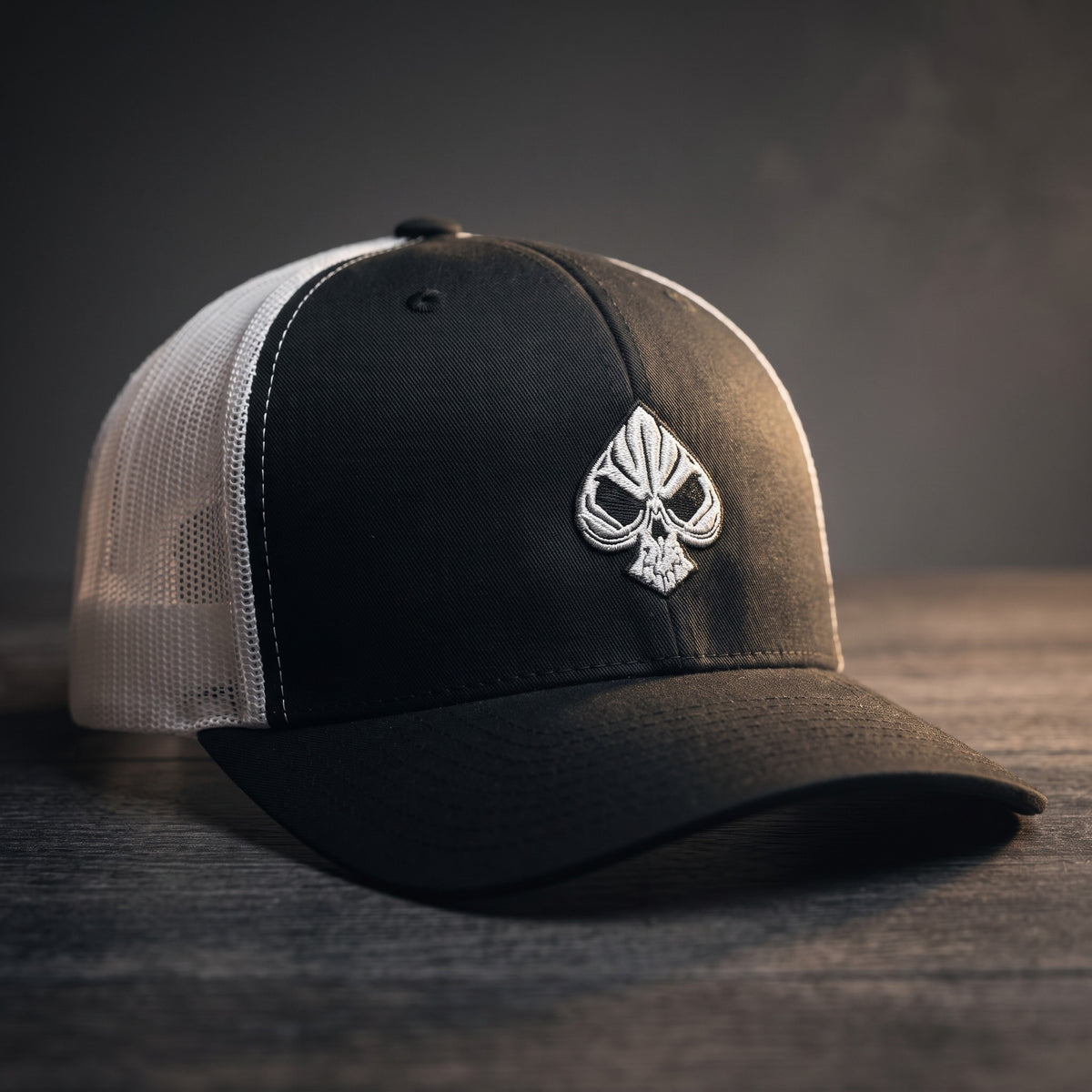 Casquette trucker Poker Skull noire et blanche, filet blanc, broderie pique tête de mort