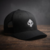 Casquette trucker Poker Skull noire, broderie pique tête de mort blanche