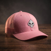 Casquette trucker Poker Skull rose, broderie pique tête de mort blanche