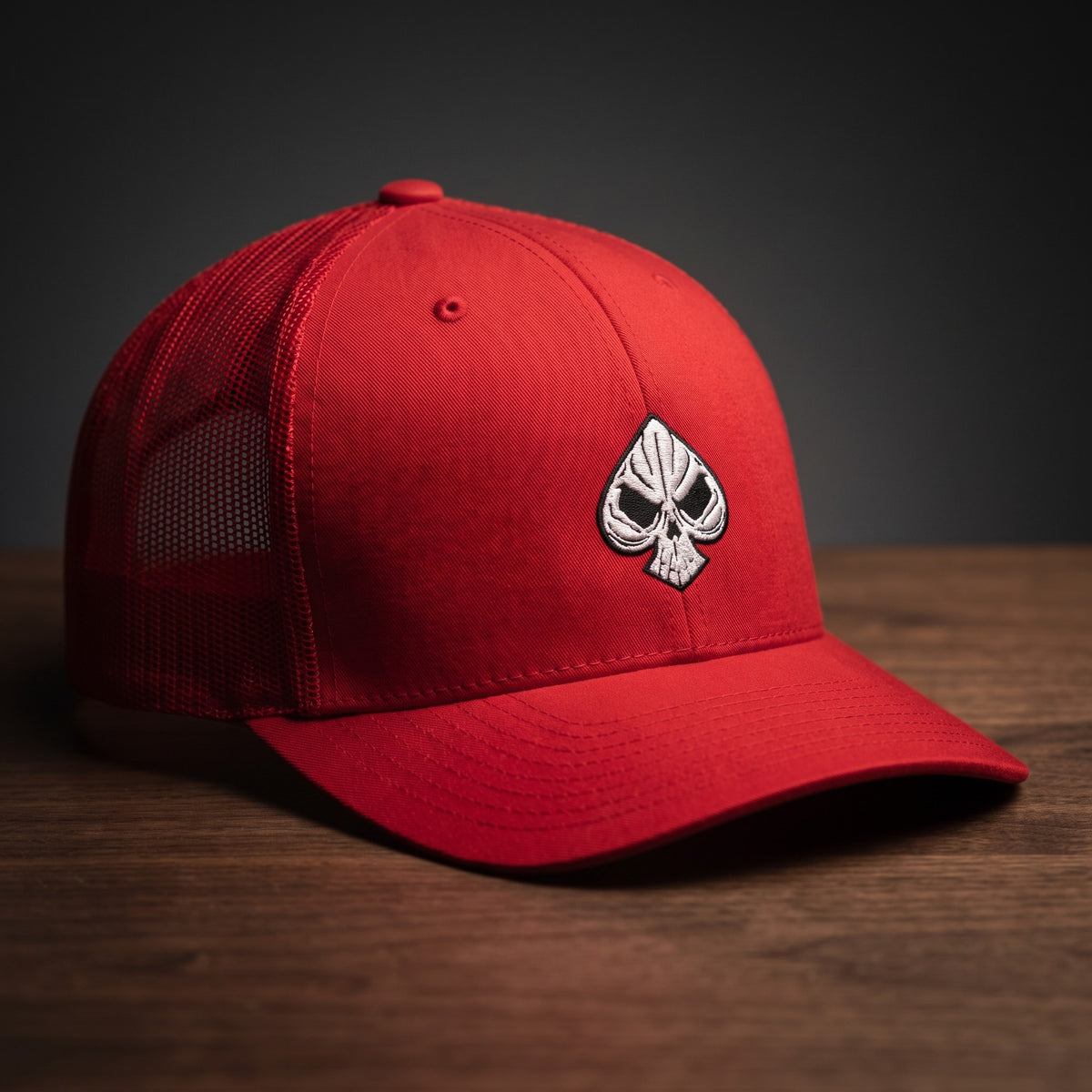 Casquette trucker Poker Skull rouge, broderie pique tête de mort blanche