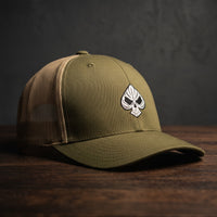 Casquette trucker Poker Skull vert kaki, filet beige, broderie pique tête de mort