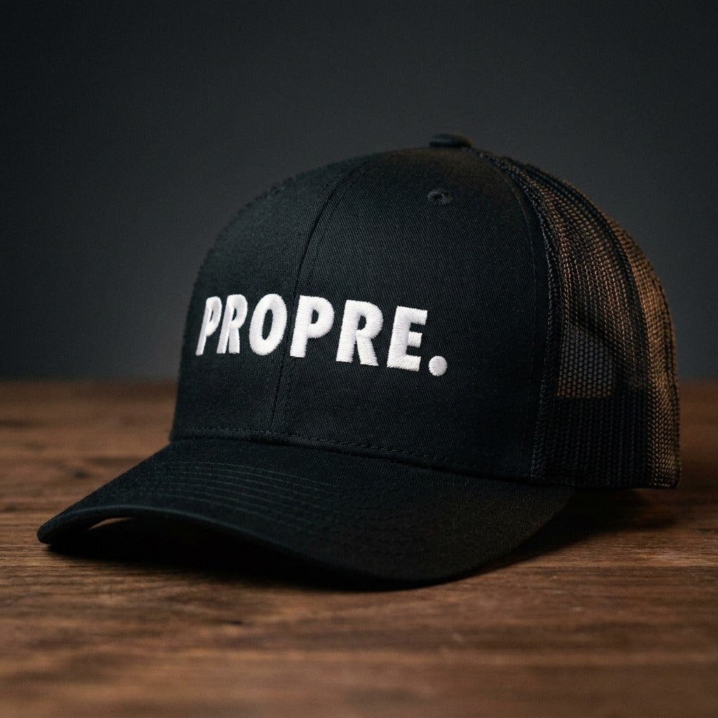 Gros plan sur la broderie "PROPRE." de la casquette trucker noire - CHT'M Boutique