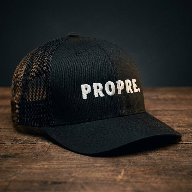 Casquette trucker PROPRE noire avec broderie blanche "PROPRE." en lettres bloc - CHT'M Boutique