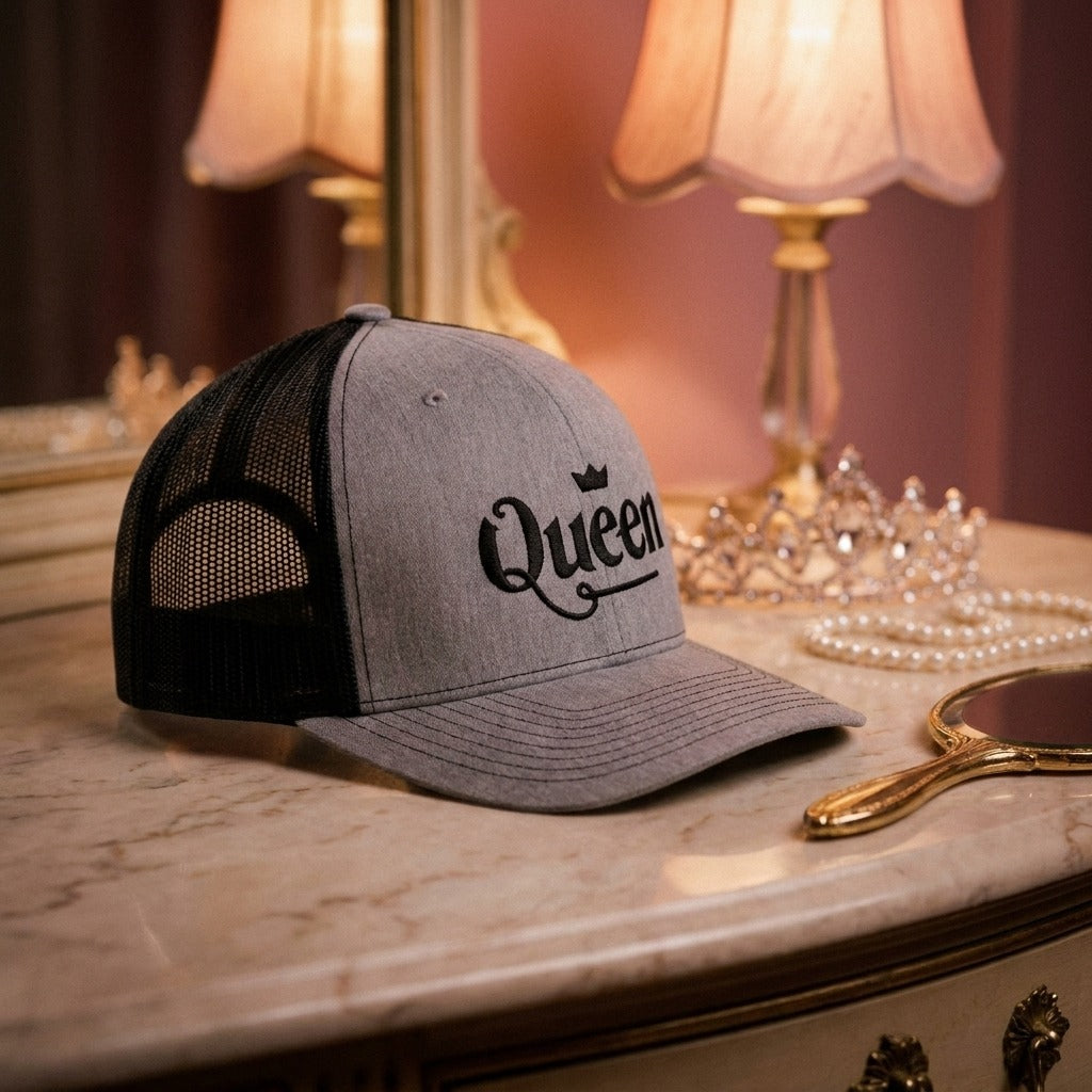 Casquette trucker Queen - ambiance coiffeuse royale avec tiare et perles, logo brodé Queen - CHT'M Boutique