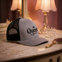 Casquette trucker Queen - ambiance coiffeuse royale avec tiare et perles, logo brodé Queen - CHT'M Boutique