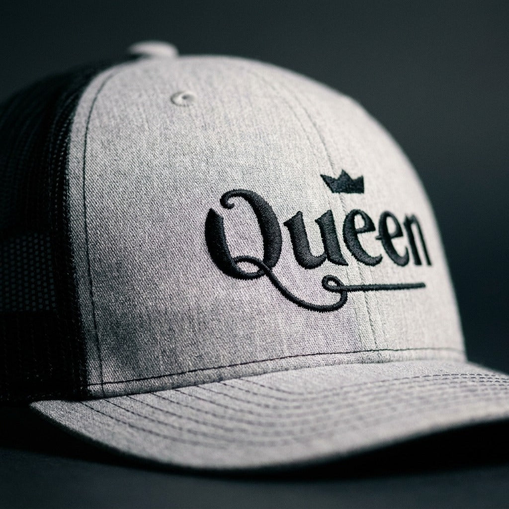 Casquette trucker Queen - détail broderie logo Queen et couronne - CHT'M Boutique