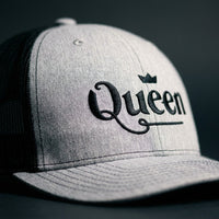 Casquette trucker Queen - détail broderie logo Queen et couronne - CHT'M Boutique