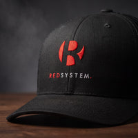 Détail de la broderie rouge REDSYSTEM sur la casquette trucker noire