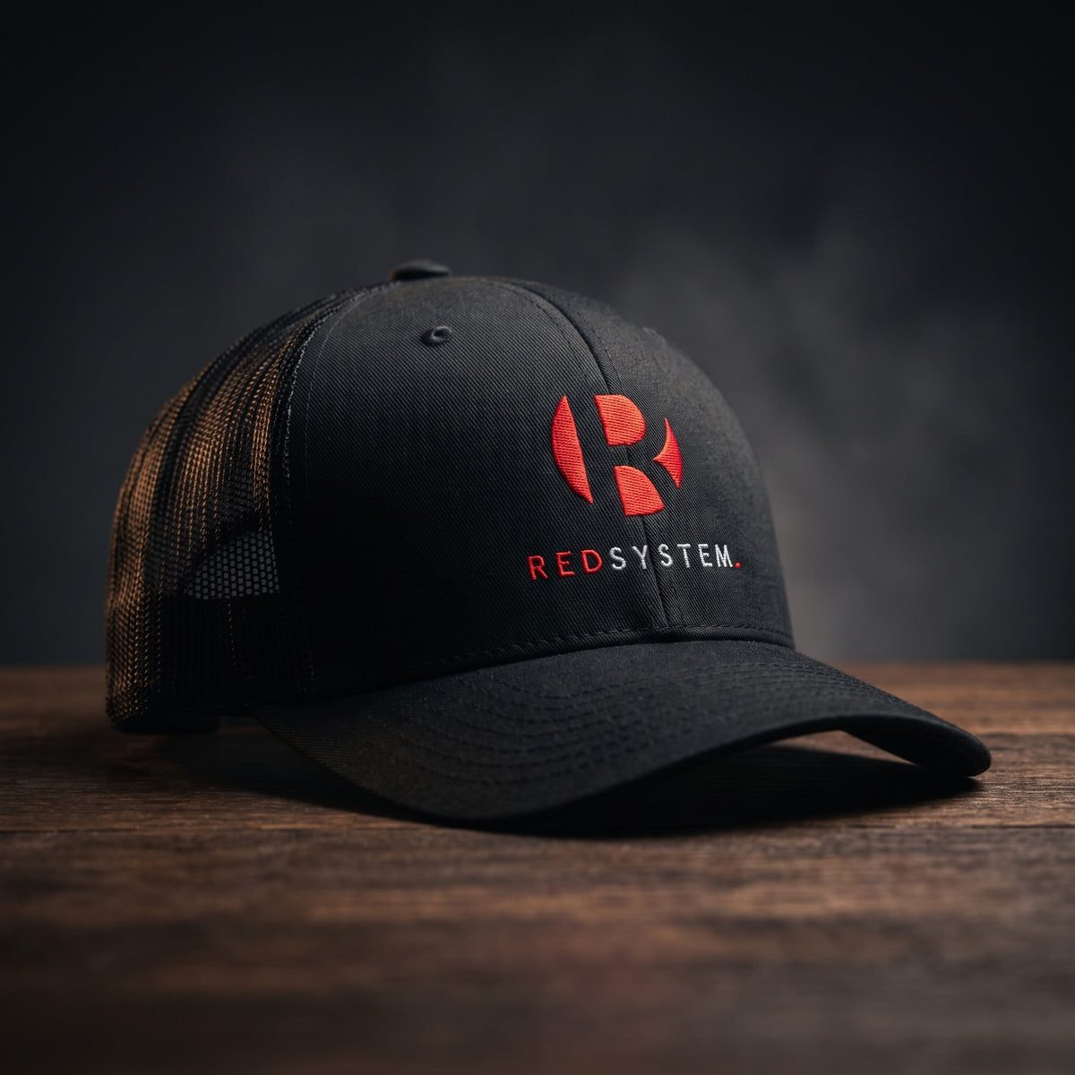 Casquette trucker noire avec broderie rouge REDSYSTEM