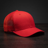 Casquette trucker rouge streetwear - vue trois-quarts