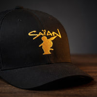 Détail de la broderie jaune Saïan Supa Crew sur casquette trucker noire