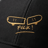 Macro de la broderie dorée sur le coton noir de la casquette skate originale