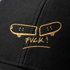 Macro de la broderie dorée sur le coton noir de la casquette skate originale