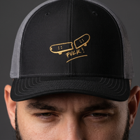 Zoom sur la broderie dorée planche de skate cassée de la casquette trucker