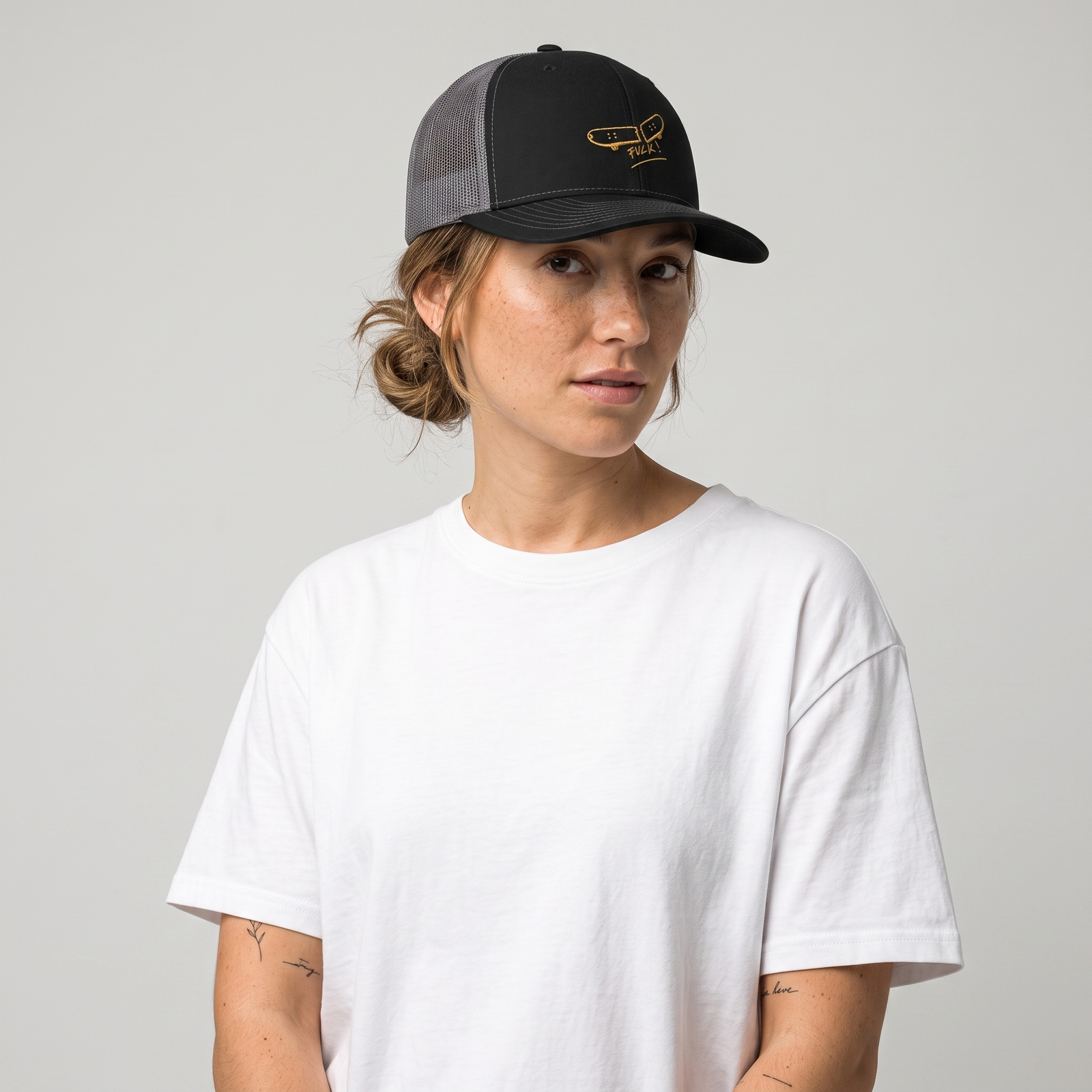 Femme portant la casquette skate originale trucker noire brodée, photo studio