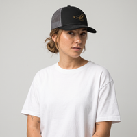 Femme portant la casquette skate originale trucker noire brodée, photo studio