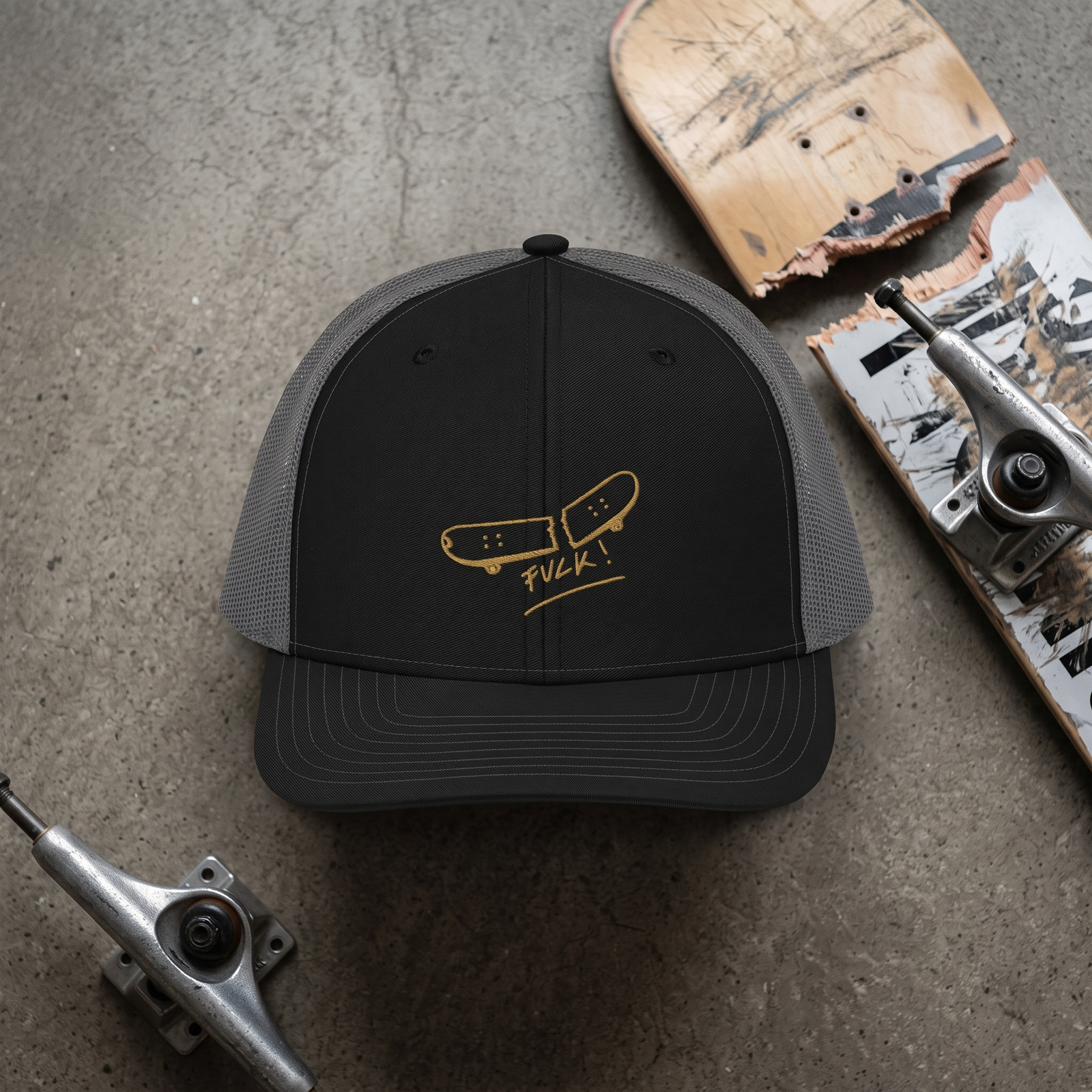 Casquette skate originale à plat avec une planche de skate cassée
