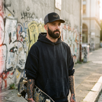 Casquette skate originale portée en ville, look streetwear homme