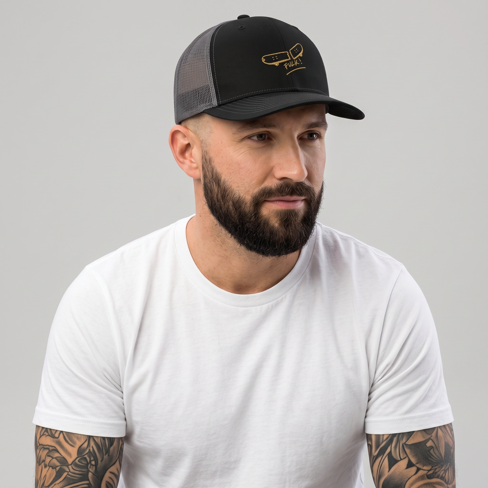 Homme portant la casquette skate originale trucker noire brodée, photo studio