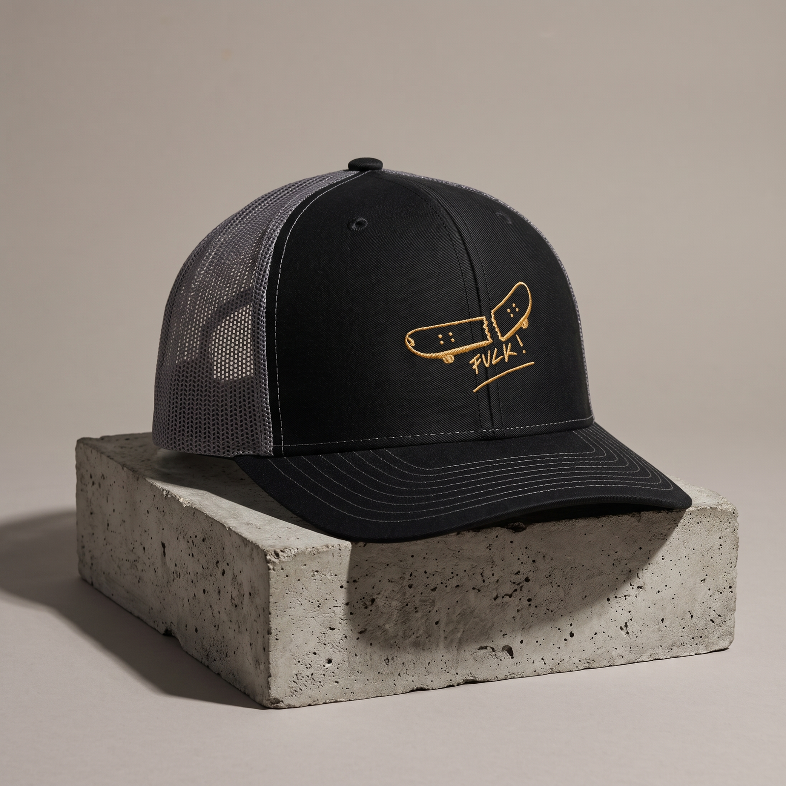 Casquette skate originale trucker noire vue trois-quarts, design complet