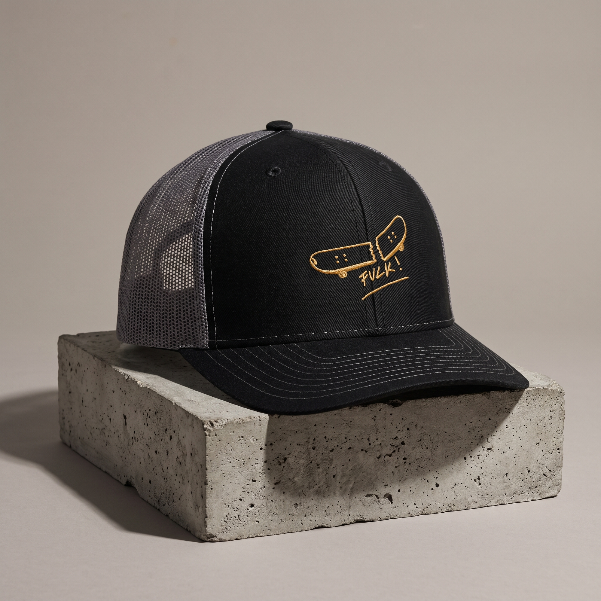 Casquette skate originale trucker noire vue trois-quarts, design complet
