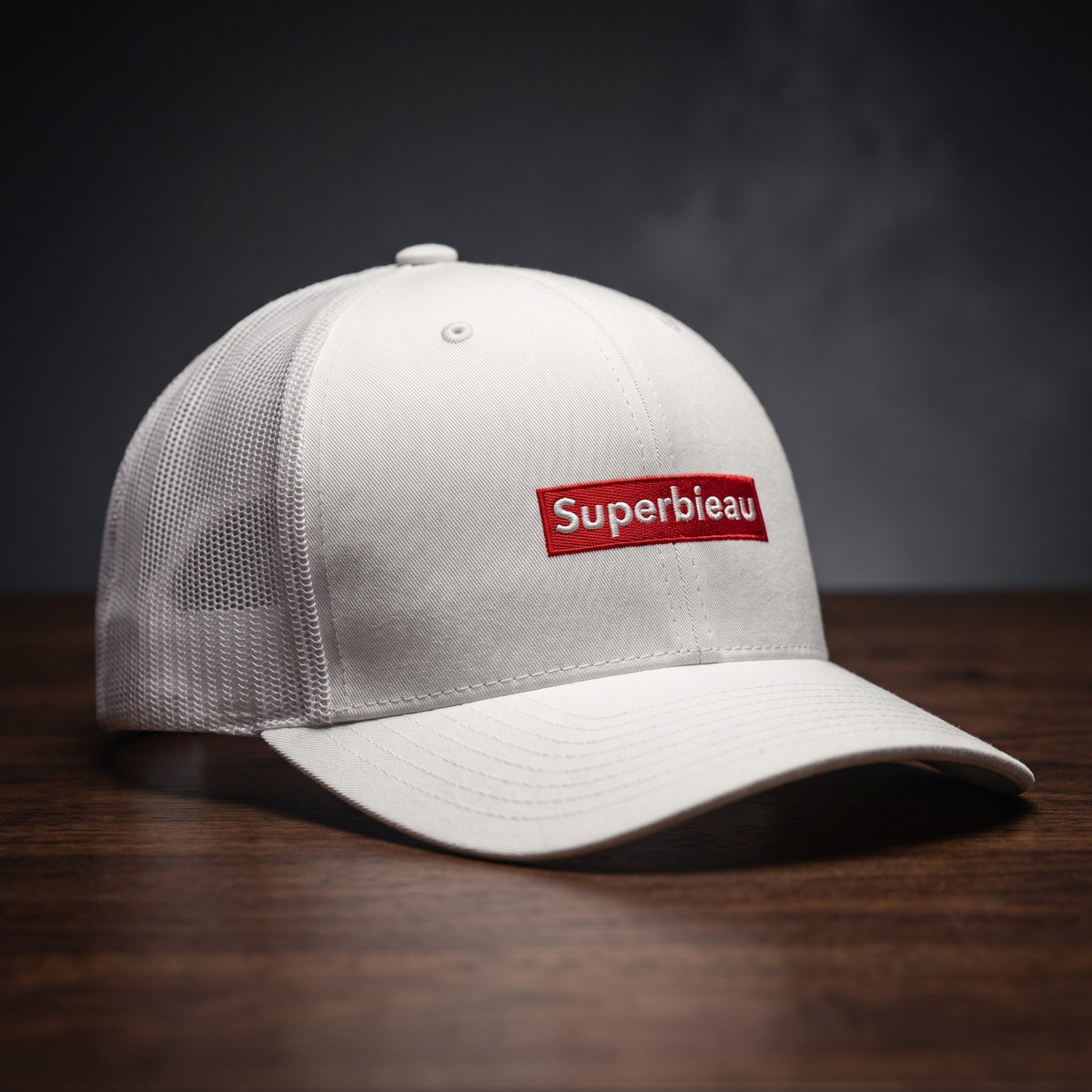 Casquette trucker blanche avec patch rouge brodé Superbieau, vue trois quarts