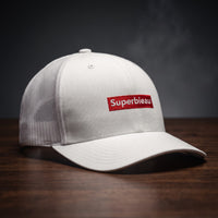 Casquette trucker blanche avec patch rouge brodé Superbieau, vue trois quarts