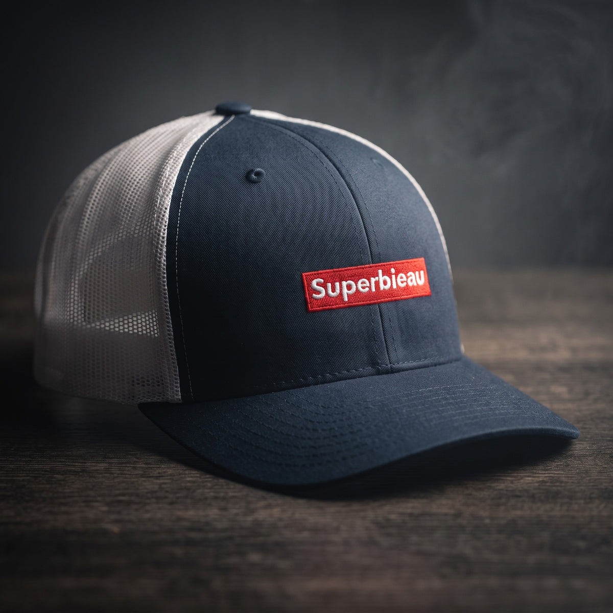 Casquette trucker bleu marine et blanche avec patch rouge brodé Superbieau, filet blanc