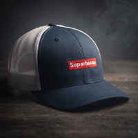 Casquette trucker bleu marine et blanche avec patch rouge brodé Superbieau, filet blanc