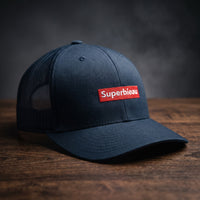 Casquette trucker bleu marine avec patch rouge brodé Superbieau, vue trois quarts