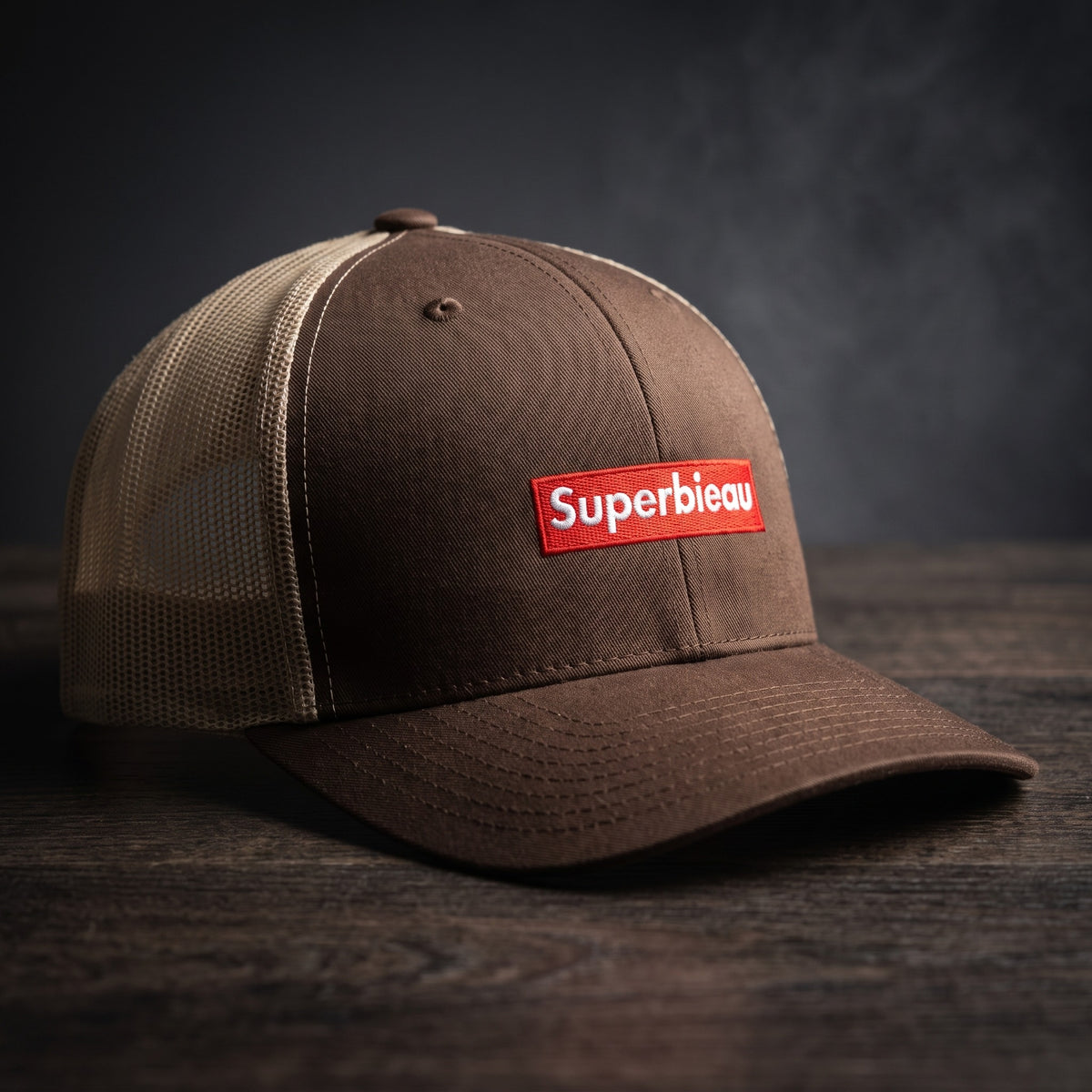 Casquette trucker marron avec filet kaki et patch rouge brodé Superbieau