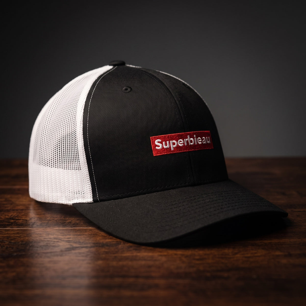 Casquette trucker noire et blanche avec patch rouge brodé Superbieau, filet blanc